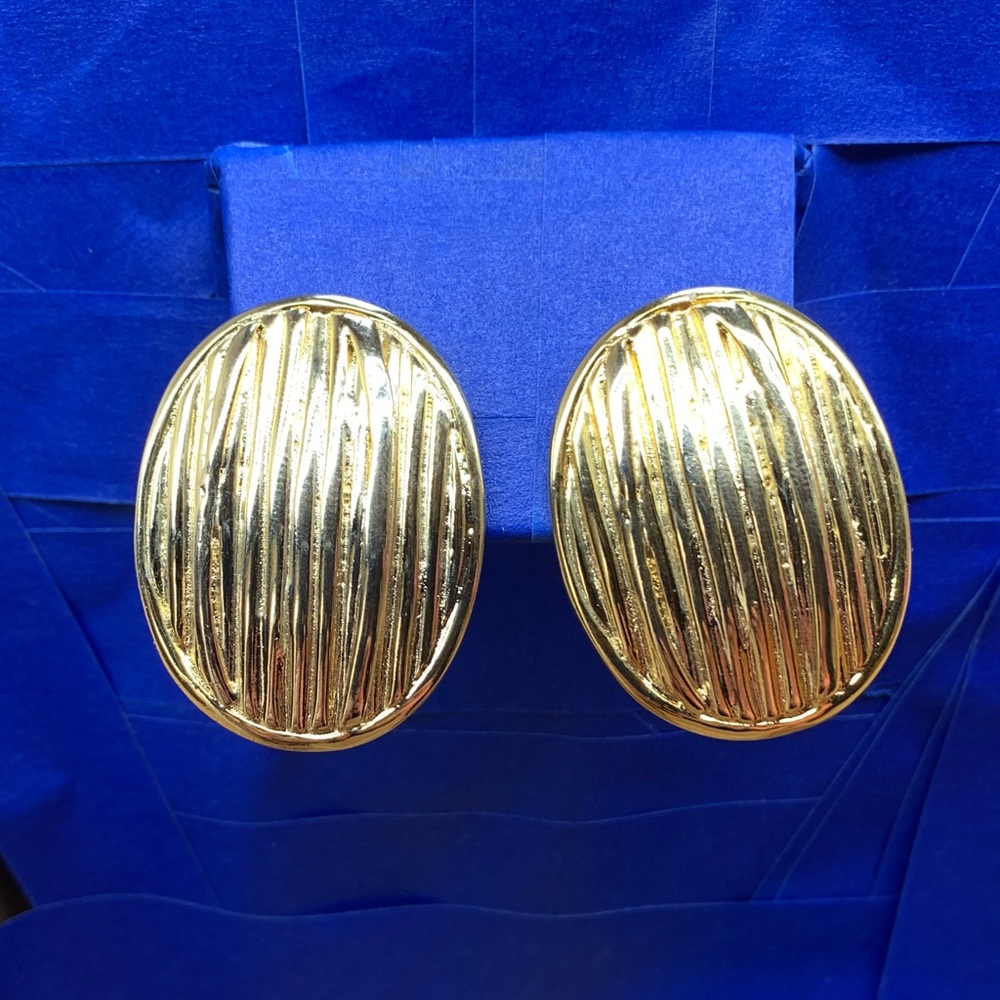 Vintage Gold Ribbed Oval Clip-On Earrings - Women's Fashion Jewelry